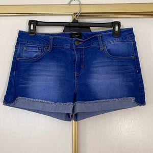 Celebrity pink medium dark denim shorts brand new no tags. Never worn/Flawless